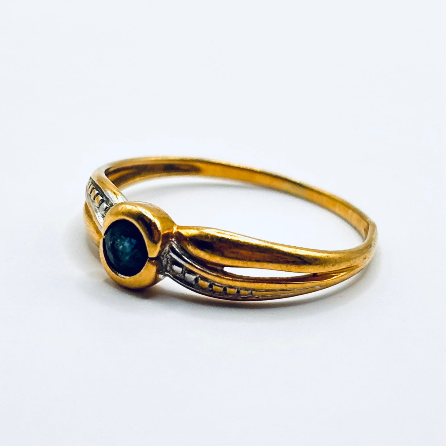 Vintage Gold Ring with Blue Sapphire